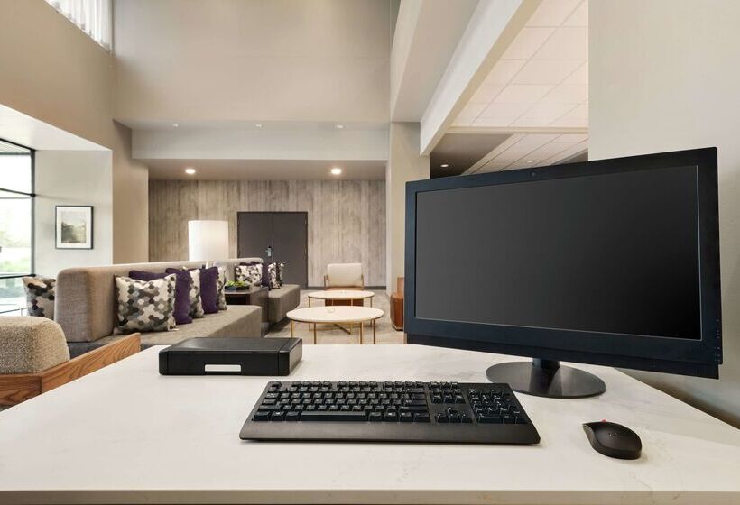 هتل Doubletree By Hilton St. Paul East