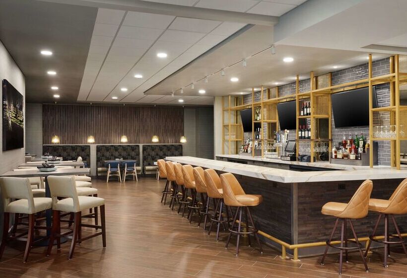 هتل Doubletree By Hilton St. Paul East