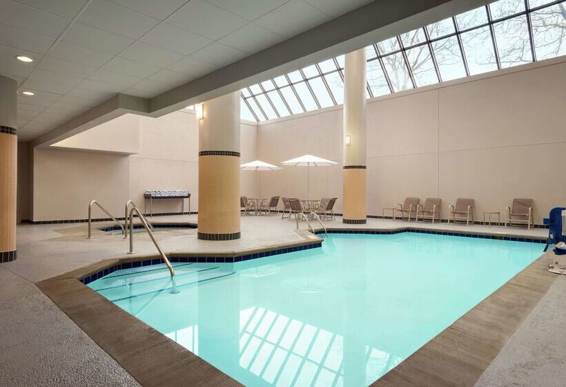 هتل Doubletree By Hilton St. Paul East