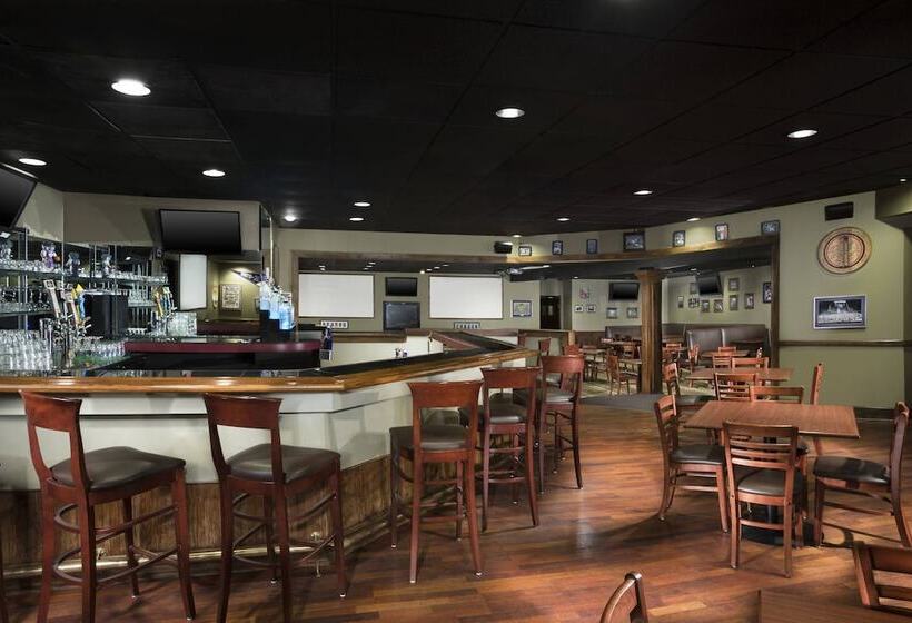 هتل Doubletree By Hilton Manhattan, Ks