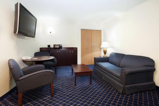 هتل Holiday Inn Express  & Suites Torrington