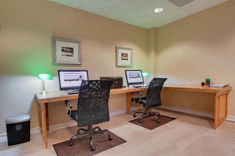 Отель Holiday Inn Westbury Long Island, An Ihg