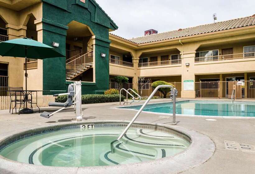 هتل Quality Inn & Suites Lathrop
