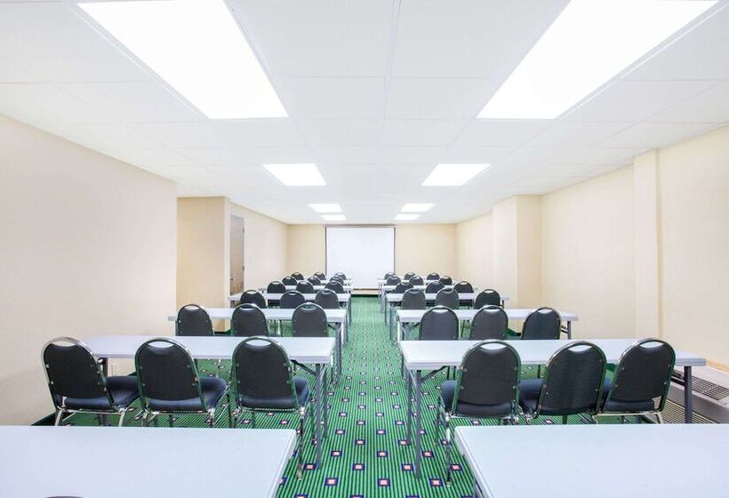 فندق Ramada By Wyndham Angola/fremont Area