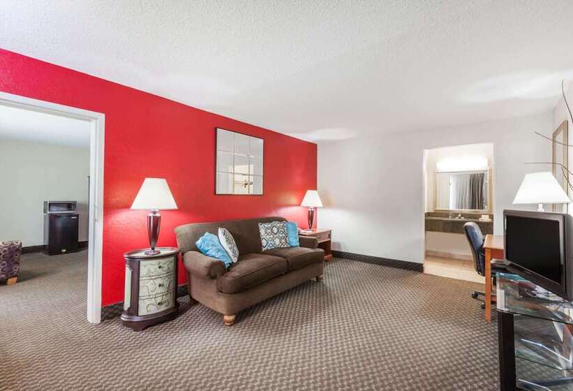 فندق Ramada By Wyndham New Iberia