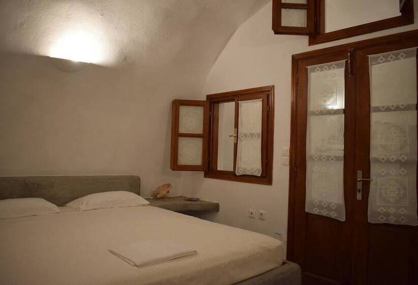 Tzannis Cave House
