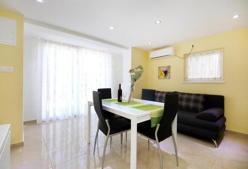 Luxury House With Pool