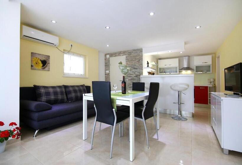 Luxury House With Pool