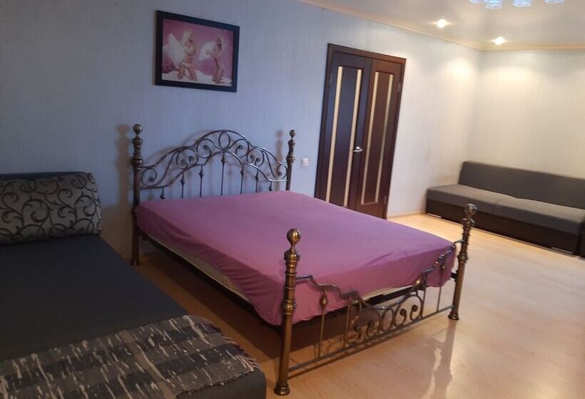 Apartment On Maksima Gorkogo 32