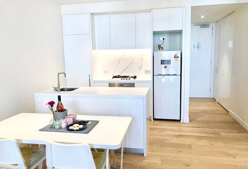 Deluxe And Brand New Lakeside Apartment