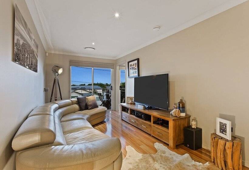 Resort Style Home Near Airport & Cbd