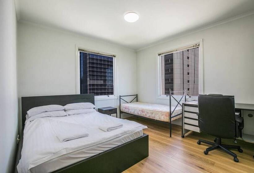 3 Bedrooms 2 Car Parks Carlton Garden Opposite