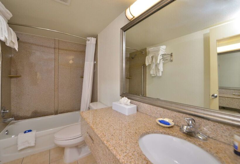 هتل Best Western Plus Holiday Sands Inn & Suites