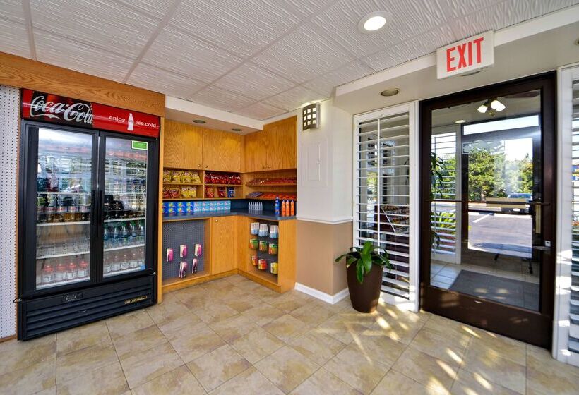 هتل Best Western Plus Holiday Sands Inn & Suites