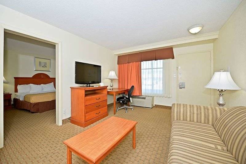 هتل Best Western Plus Holiday Sands Inn & Suites