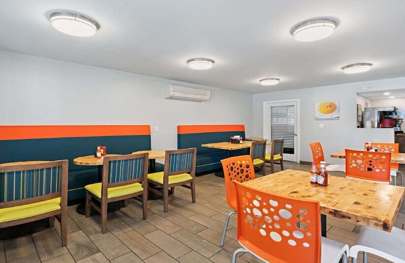 هتل Best Western Plus Holiday Sands Inn & Suites