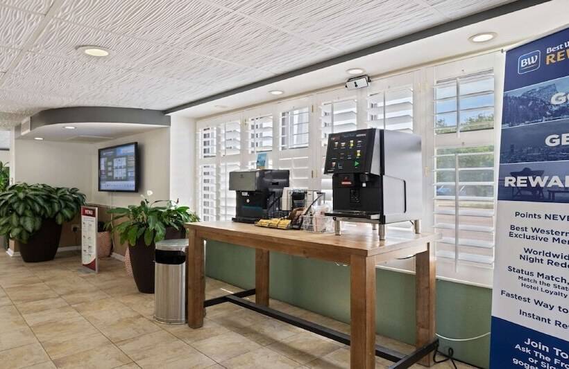 هتل Best Western Plus Holiday Sands Inn & Suites