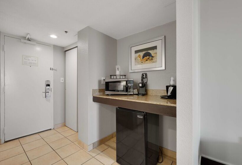 هتل Best Western Plus Holiday Sands Inn & Suites