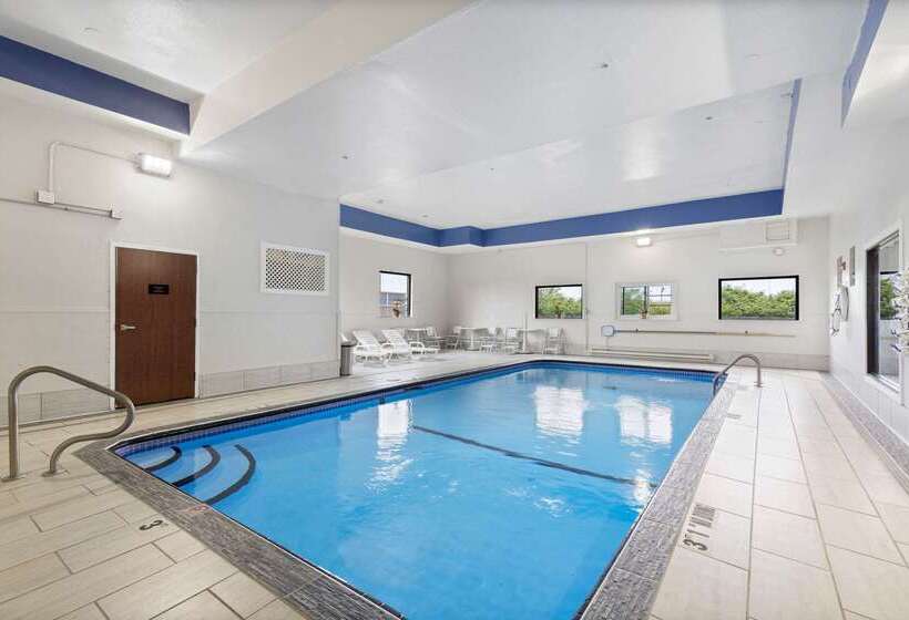 בית מלון כפרי Comfort Inn & Suites St. Louishazelwood
