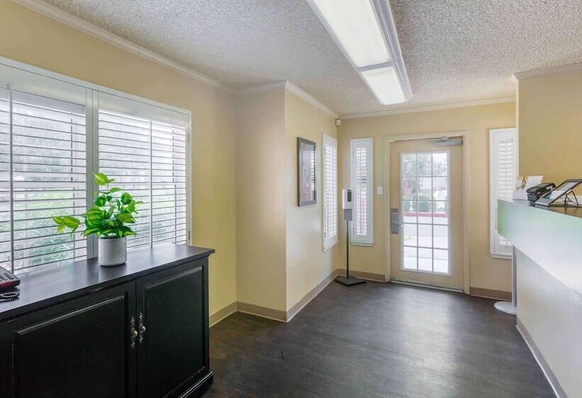 בית מלון כפרי Extended Stay America Suites  Phoenix  Scottsdale  Old Town
