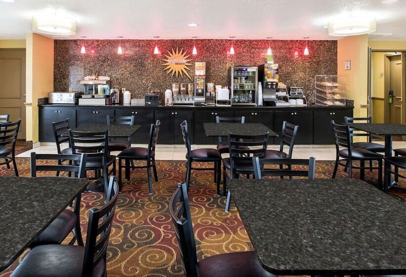 בית מלון כפרי La Quinta Inn & Suites By Wyndham Salina