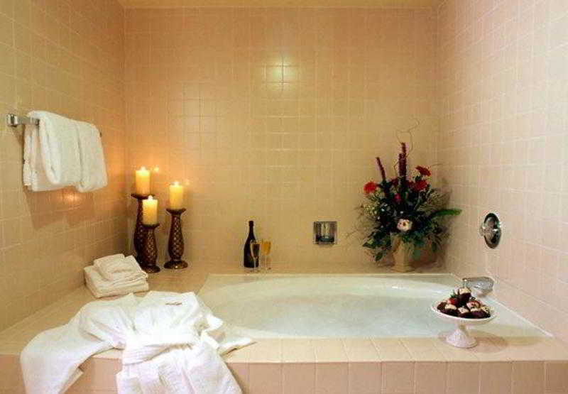 בית מלון כפרי Marriott Riverside At The Convention Center