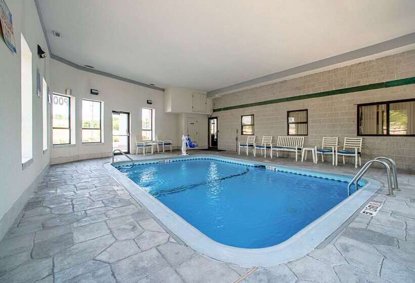 בית מלון כפרי Quality Inn Near Six Flags St. Louis