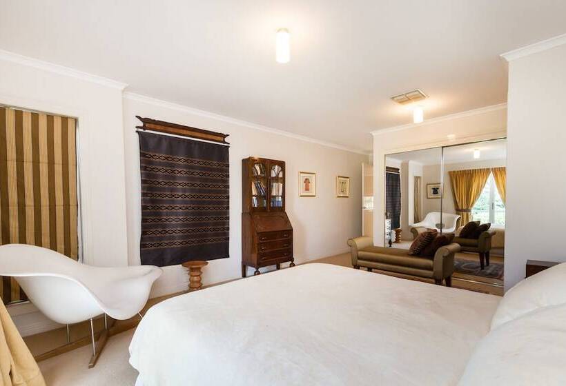 Jasmine, 2bdr Port Melbourne House