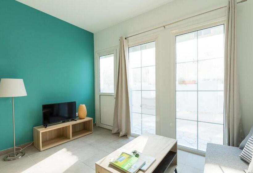 Local Hostel & Suites