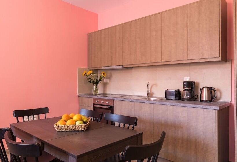Local Hostel & Suites