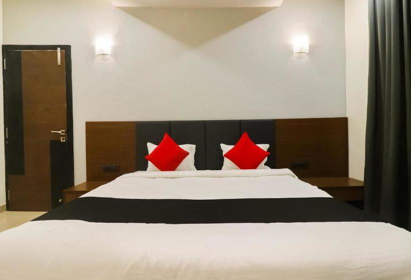 ホテル Capital O 28650 Nikhil Regency