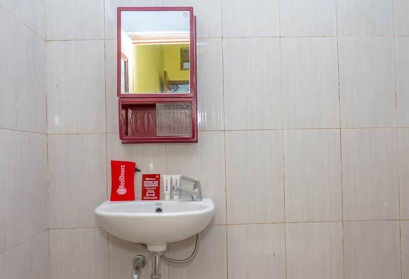 پانسیون Reddoorz Syariah @ Puri Kalijaga Street