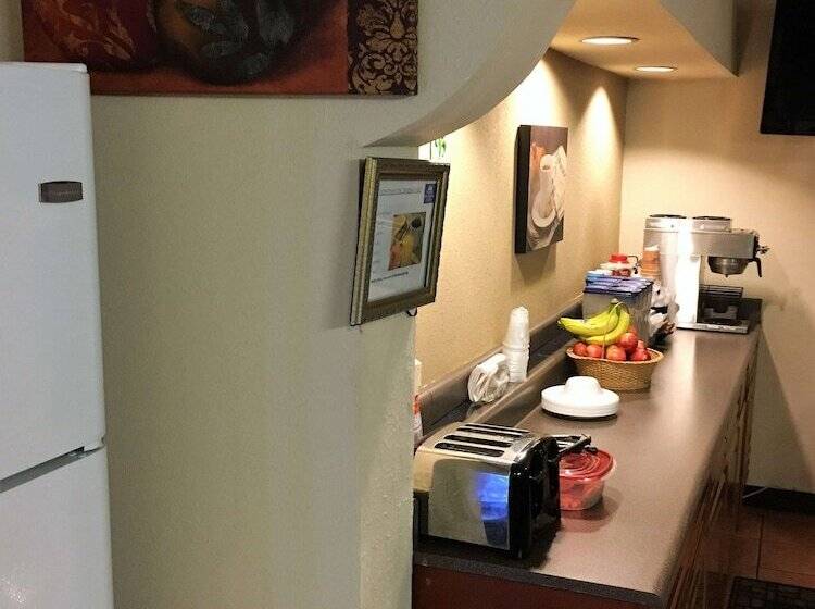 Отель Americas Best Value Inn & Suites Williamstown