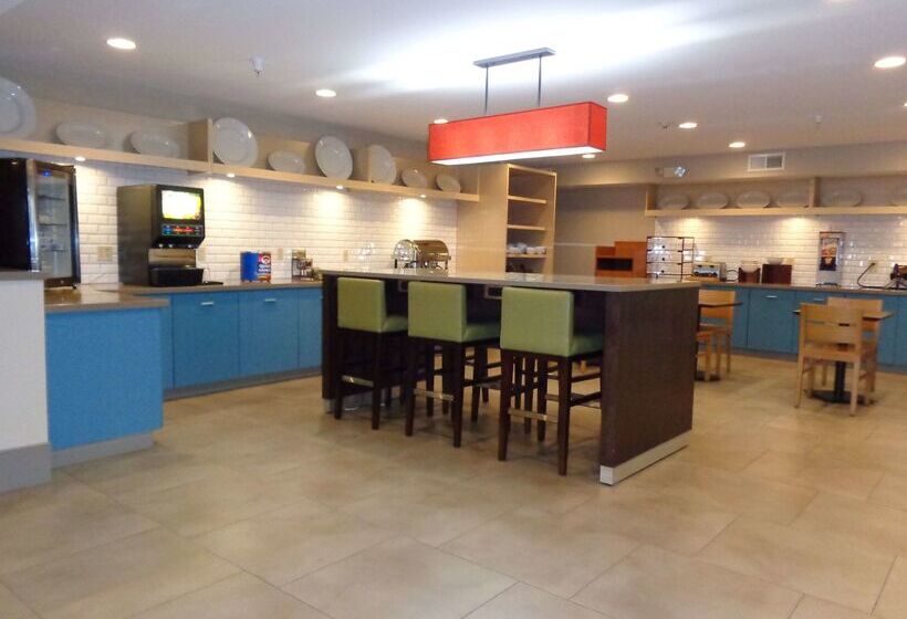 هتل Country Inn & Suites By Radisson, Cedar Rapids Airport, Ia