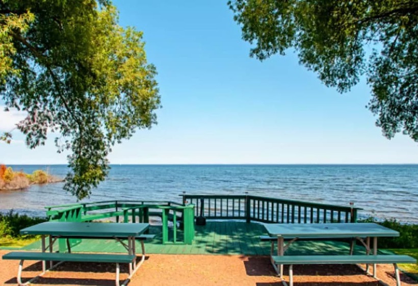 هتل Econo Lodge On The Bay