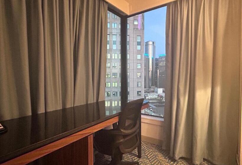 هتل Fort Pontchartrain Detroit, A Wyndham