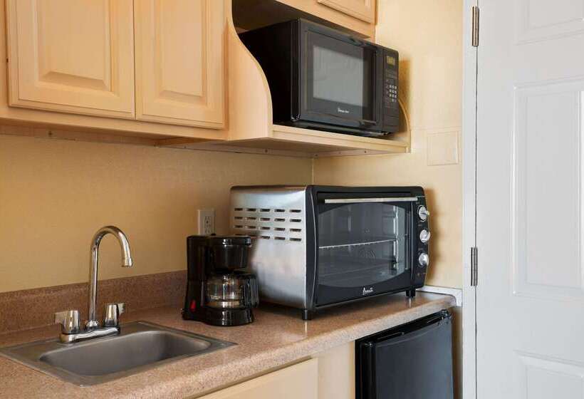 هتل Howard Johnson By Wyndham Ocean City Oceanfront