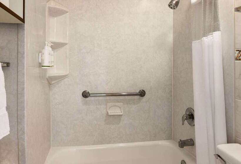 هتل Howard Johnson By Wyndham Ocean City Oceanfront