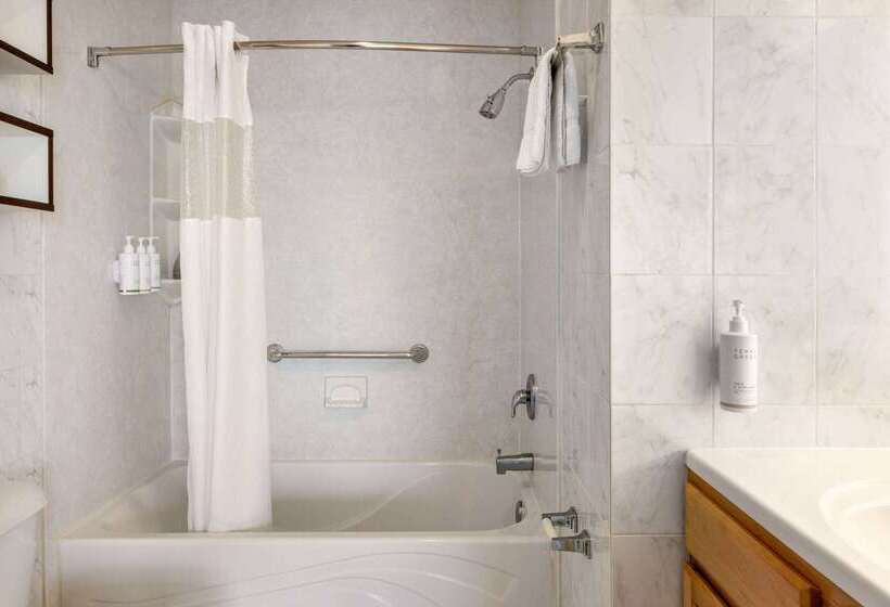 هتل Howard Johnson By Wyndham Ocean City Oceanfront