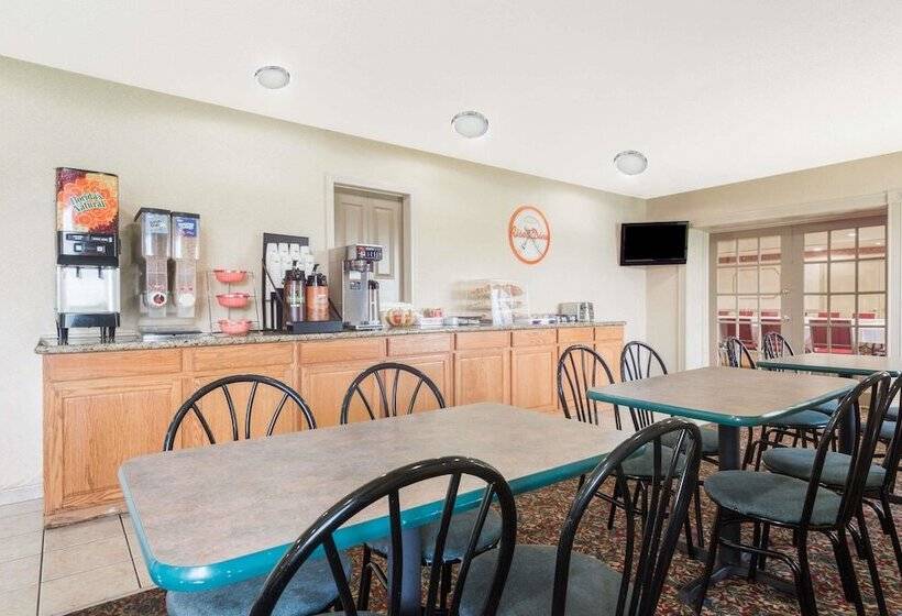 هتل Howard Johnson By Wyndham Springfield