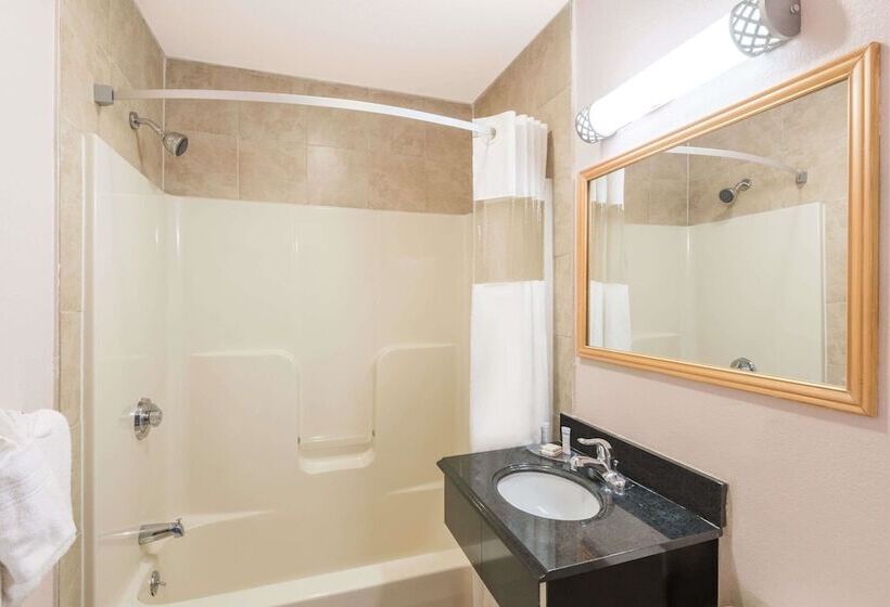 هتل Howard Johnson By Wyndham Springfield