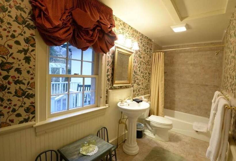 هتل Inn At Monticello