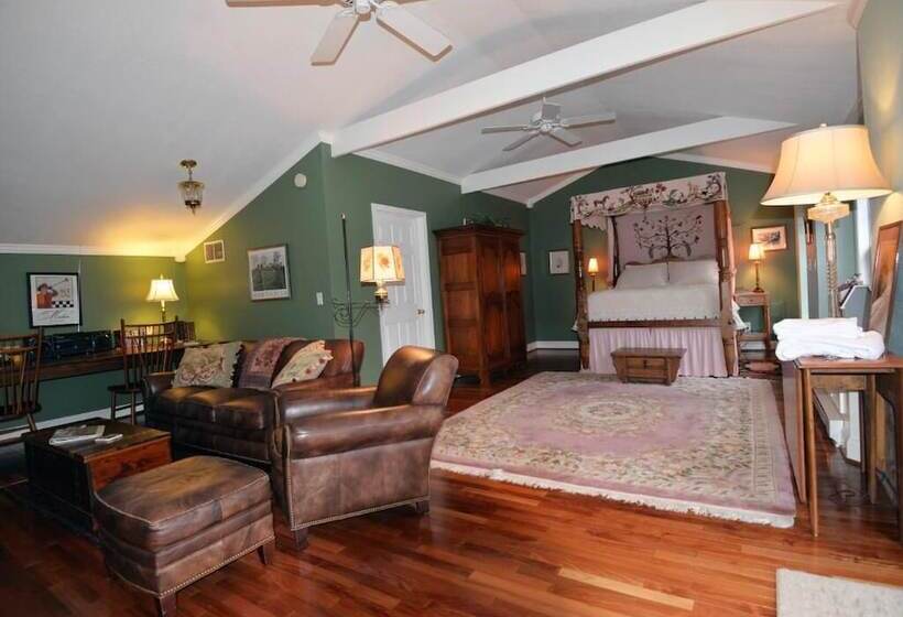 هتل Inn At Monticello