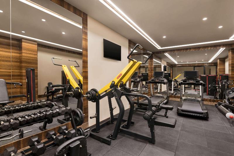 호텔 Ramada By Wyndham Gandhidham Shinay