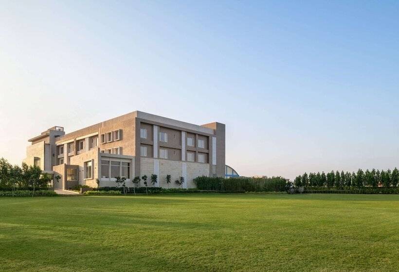 호텔 Ramada By Wyndham Gandhidham Shinay