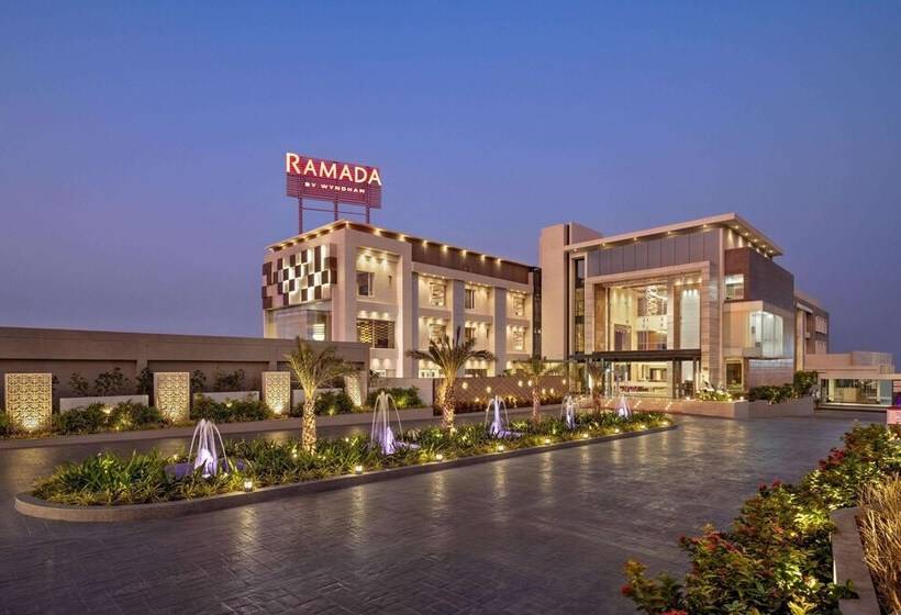 호텔 Ramada By Wyndham Gandhidham Shinay