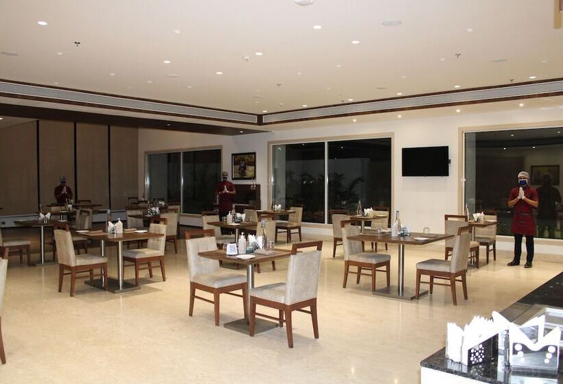 호텔 Ramada By Wyndham Gandhidham Shinay