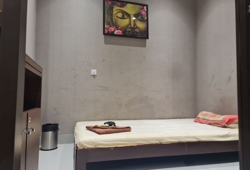 호텔 Ramada By Wyndham Gandhidham Shinay