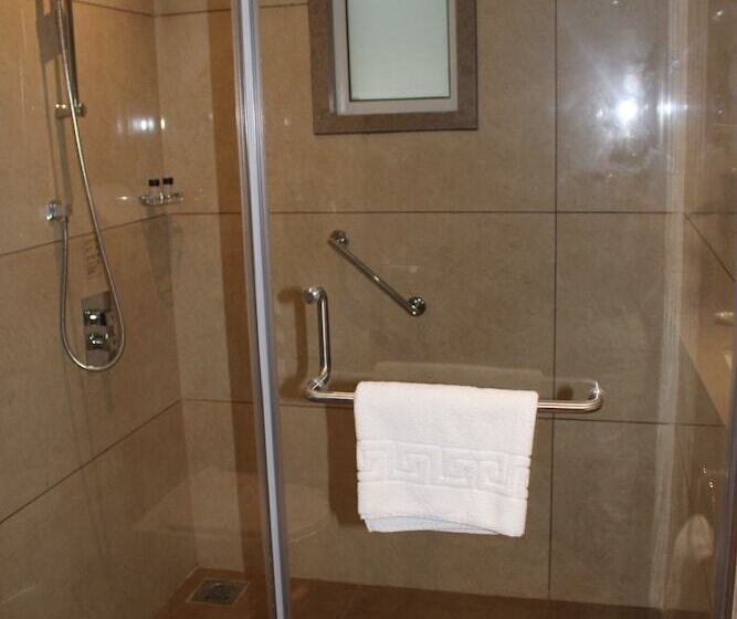 호텔 Ramada By Wyndham Gandhidham Shinay