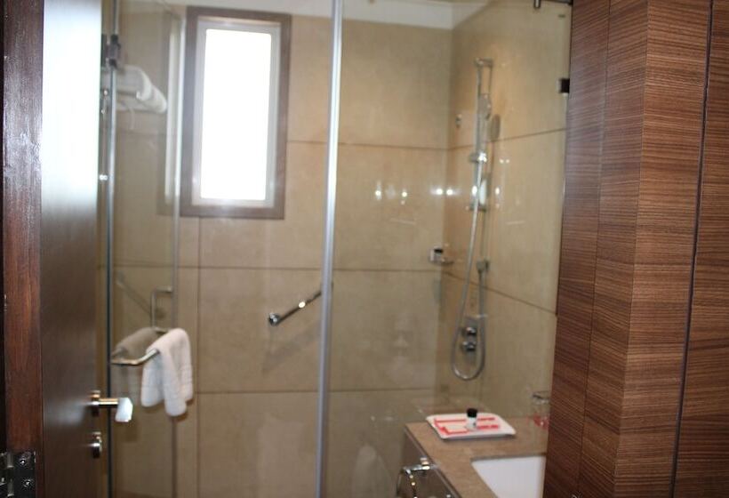 호텔 Ramada By Wyndham Gandhidham Shinay